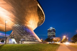 Architekturfotografie: BMW Welt München, BMW Museum, BMW Hochhaus bei Nacht | 3213 | © Effinger