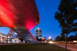 Architekturfotografie: BMW Welt München, BMW Museum, BMW Hochhaus bei Nacht | 4656 | © Effinger