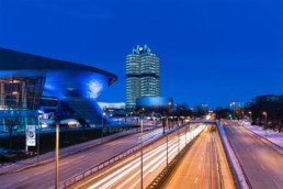 Architekturfotografie: BMW Welt München, BMW Museum, BMW Hochhaus bei Nacht | 5528 | © Effinger