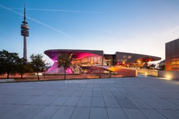 Architekturfotografie: BMW Welt München und Olympiaturm am Abend | 9938 | © Effinger