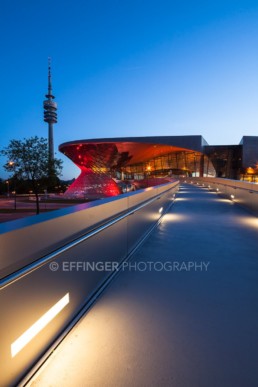 Architekturfotografie: BMW Welt München und Olympiaturm bei Nacht | 4816 | © Effinger