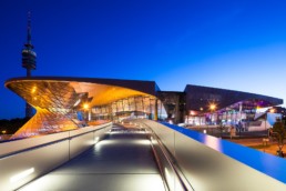 Architekturfotografie: BMW Welt München und Olympiaturm bei Nacht | 4840 | © Effinger