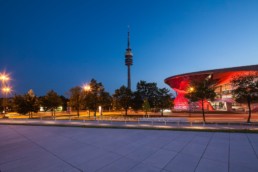 Architekturfotografie: BMW Welt München und Olympiaturm bei Nacht | 9952 | © Effinger