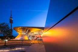 Architekturfotografie: BMW Welt München und Olympiaturm bei Nacht | 9954 | © Effinger
