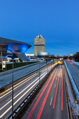 Architecture photography: BMW World Munich, BMW Museum, BMW Tower by night | 5511 | © Effinger