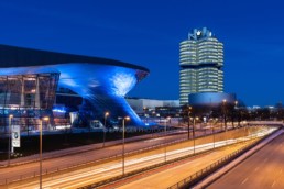 Architecture photography: BMW World Munich, BMW Museum, BMW Tower by night | 5545 | © Effinger