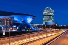 Architekturfotografie: BMW Welt München, BMW Museum, BMW Hochhaus bei Nacht | 5545 | © Effinger