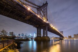 Städtereisen: Manhattan Bridge bei Nacht, New York | 1868 | © Effinger